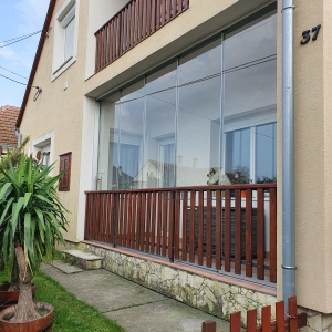 fa-korlat-mogott-balkon