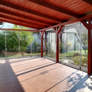 fa-oszlopok-melle-balkon-belulrol