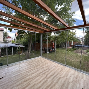 fa-oszlopos-balkon-uvegtetovel-belulrol